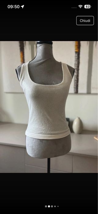 Top sin mangas beige y blanco