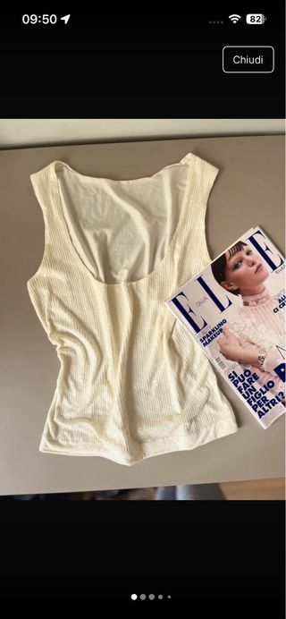 Top sin mangas beige y blanco