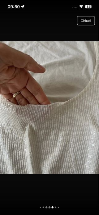 Top sin mangas beige y blanco