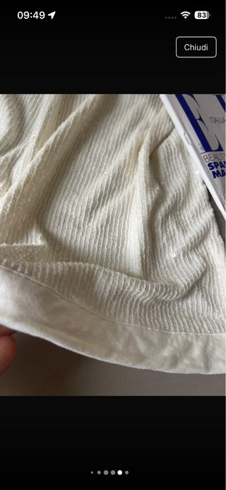 Top sin mangas beige y blanco