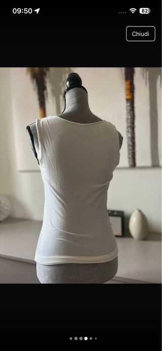 Top sin mangas beige y blanco