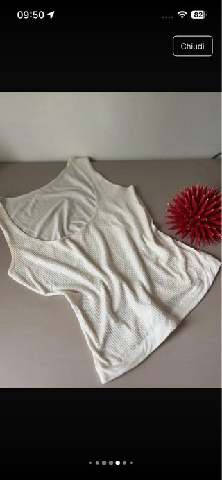 Top sin mangas beige y blanco