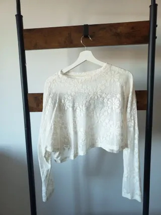 Blusa encaje manga larga.