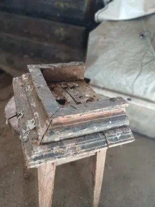 Peana antigua de madera