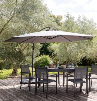 Sombrilla de terraza gris y negra