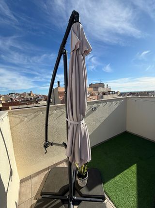 Sombrilla de terraza gris y negra