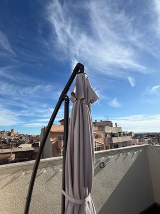 Sombrilla de terraza gris y negra