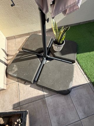 Sombrilla de terraza gris y negra