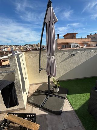 Sombrilla de terraza gris y negra