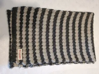 Bufanda de lana gris y beige marca Poems