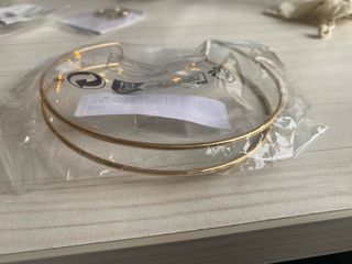 Gargantilla dorada ajustable.