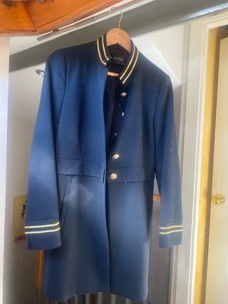 Abrigo Zara azul con detalles dorados