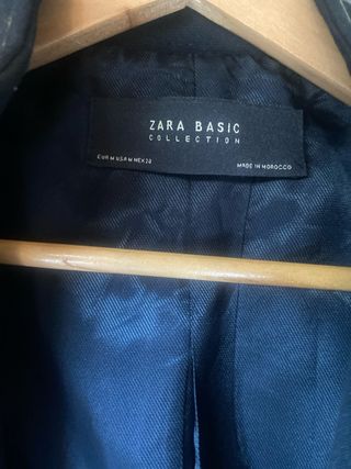 Abrigo Zara azul con detalles dorados