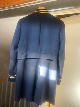 Abrigo Zara azul con detalles dorados