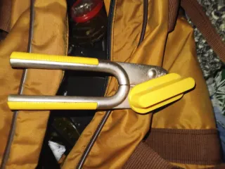 Abrelatas manual con mango amarillo