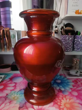 Florero de cristal naranja y rojo