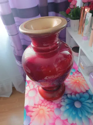 Florero de cristal naranja y rojo