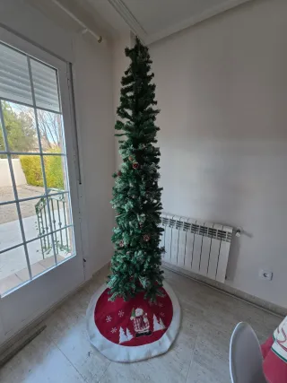 Árbol de Navidad verde con piñas