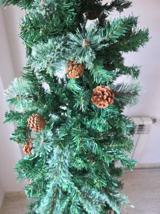 Árbol de Navidad verde con piñas