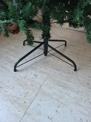 Árbol de Navidad verde con piñas