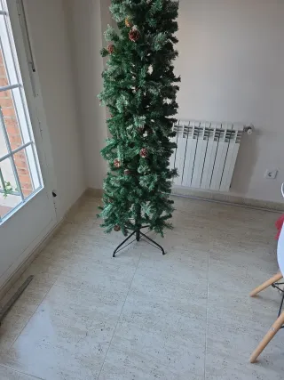 Árbol de Navidad verde con piñas