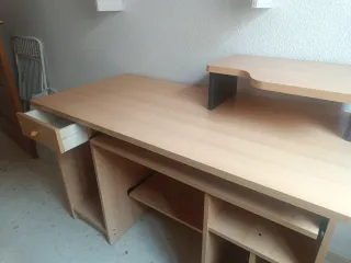 Escritorio madera con cajón y estantes
