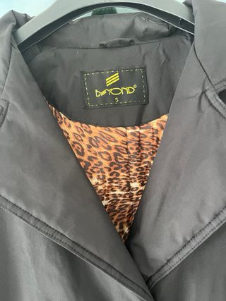 Gabardina impermeable Beyond Negra Talla S