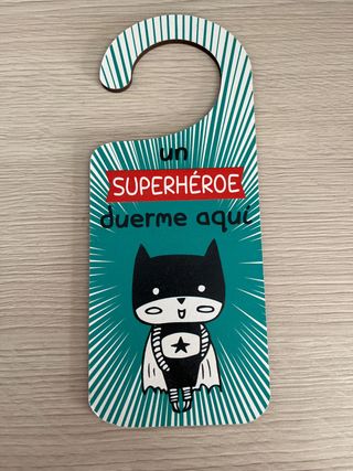 Colgador puerta Un superhéroe duerme aquí