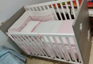 Cuna de bebé blanca y madera color gris