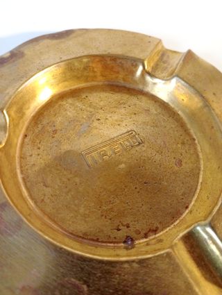 Cenicero de latón Pirelli