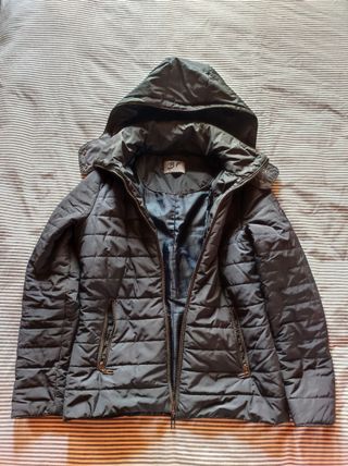 Parka acolchada azul marino con gorro