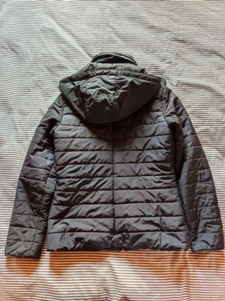 Parka acolchada azul marino con gorro