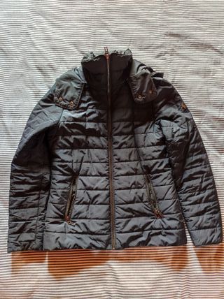 Parka acolchada azul marino con gorro