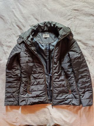 Parka acolchada azul marino con gorro