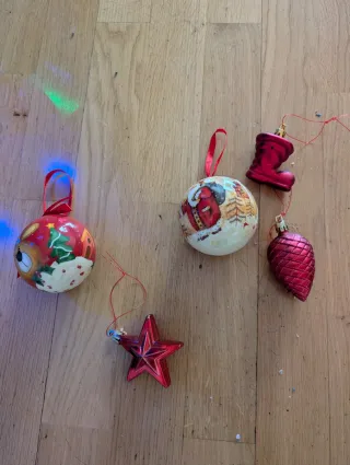 Árbol de Navidad con luces adornos y cubre base