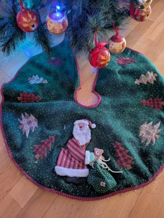 Árbol de Navidad con luces adornos y cubre base