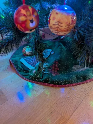 Árbol de Navidad con luces adornos y cubre base