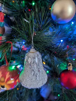 Árbol de Navidad con luces adornos y cubre base