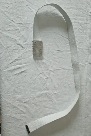 Cintura bianca con strass