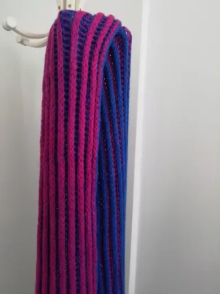 Bufanda tejida azul y rosa