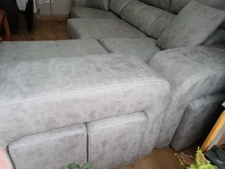 Sofá cheslong gris 4 puffs