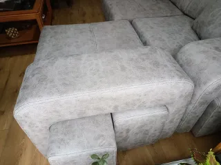 Sofá cheslong gris 4 puffs