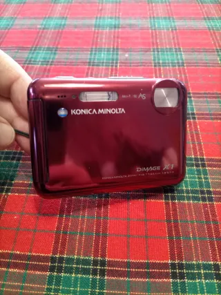 Cámara Konica Minolta DiMAGE X1 Roja de Segunda mano por 25 EUR en