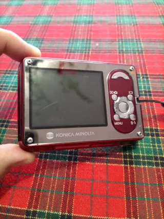 Cámara Konica Minolta DiMAGE X1 Roja de Segunda mano por 25 EUR en