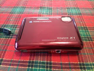 Cámara Konica Minolta DiMAGE X1 Roja de Segunda mano por 25 EUR en