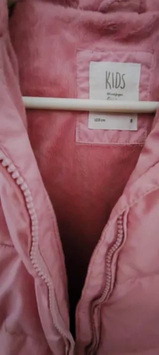 Abrigo rosa niña con capucha.