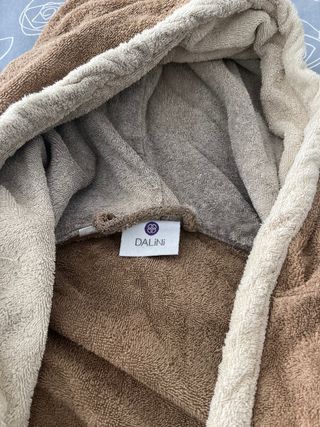 Albornoz con capucha y cinturón