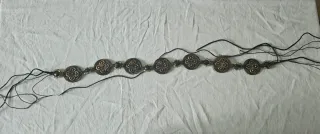 Cintura con medaglioni e cordini