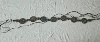 Cintura con medaglioni e cordini
