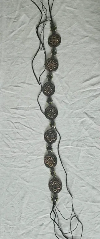 Cintura con medaglioni e cordini